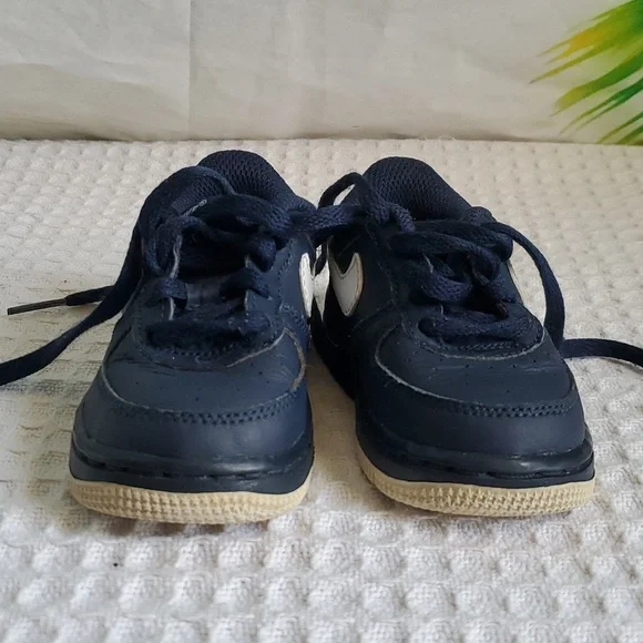 Toddler Nike sneakers size 5C - Picture 2 of 8